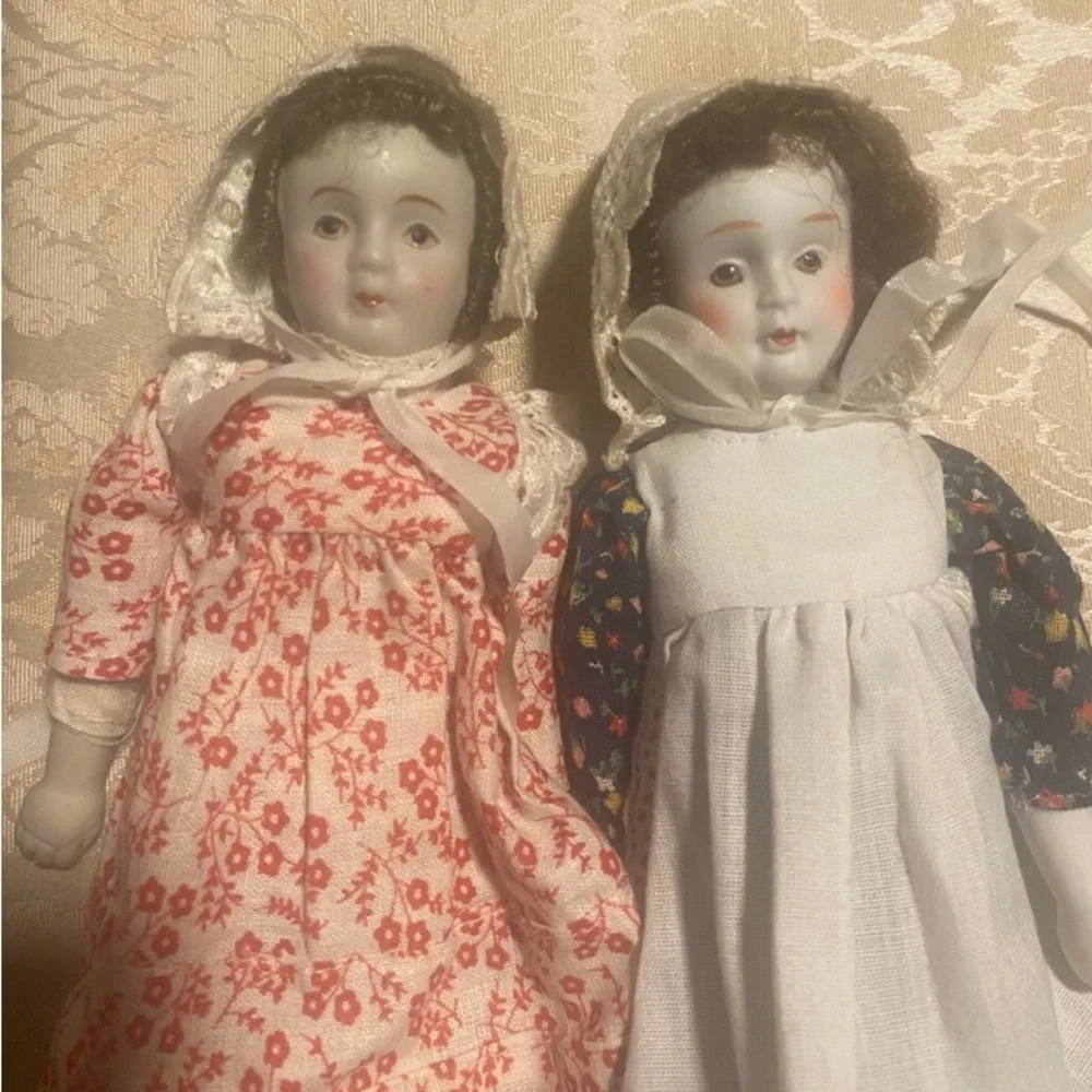 2 antique porcelain dolls / bonnets and pilgrim like dresses. Approx 12” - Picture 5 of 8